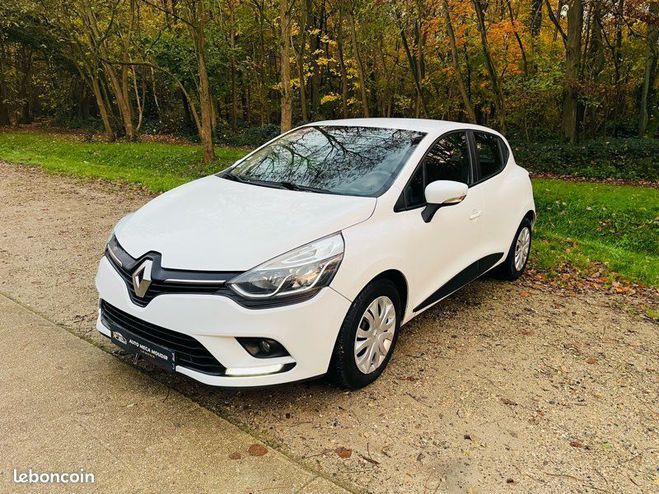 Cliquer pour voir la photo suivante Renault Clio IV Société phase 2 1.5 DCI 75 ZEN Distri Blanc de 2017
