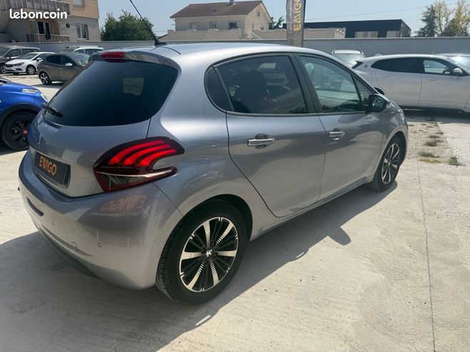 Peugeot 208 1.2 ptech 82 ch signature distri et embr Gris de 2018