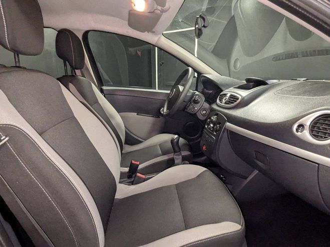 Renault Clio III (B/C85) 1.2 16v 75ch Aliz 5p / Gara GRIS F de 2012