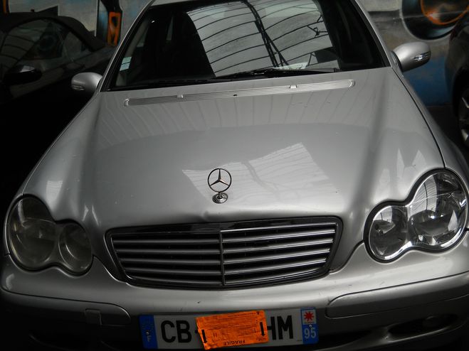 Cliquer pour voir la photo suivante Mercedes 200 200cdi grise de 2005