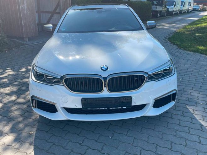 BMW Serie 5 M550 d xDrive 360/PANO/AHK/HUD/LED/Mass BLANC ALPIN III de 2019