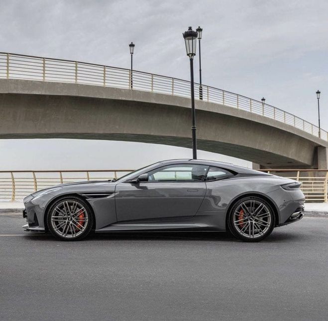 Aston martin DB12   de 2024