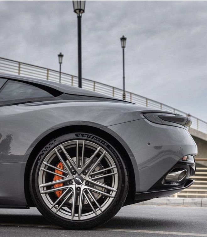 Aston martin DB12   de 2024