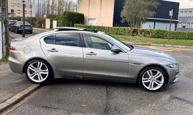 Jaguar XE D180 HSE STANDARD AUTO 4WD TOIT OUVRANT  Gris Mtallis de 2019
