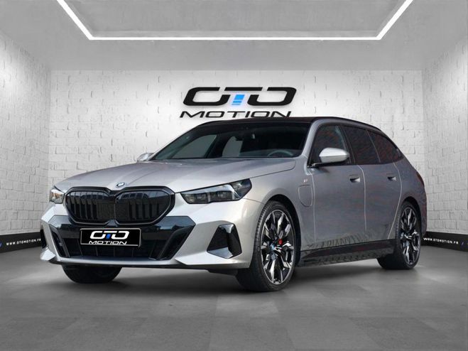 BMW Serie 5 TOURING 550e xDrive PHEV 489 ch BVA8 G61 Gris Oxyd de 2025