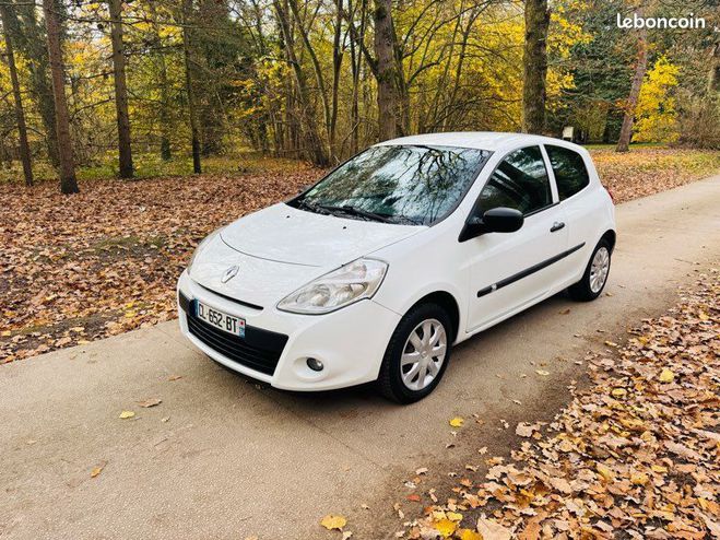 Renault Clio III PHASE 2 ? 1.5 DCI 75 kit Distributio Blanc de 2012