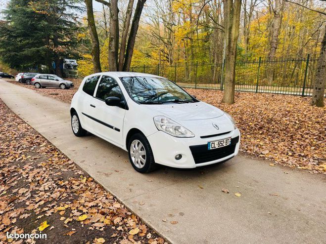 Renault Clio III PHASE 2 ? 1.5 DCI 75 kit Distributio Blanc de 2012