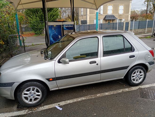 Ford Escort grise Gris  de 2001