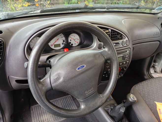 Ford Escort grise Gris  de 2001