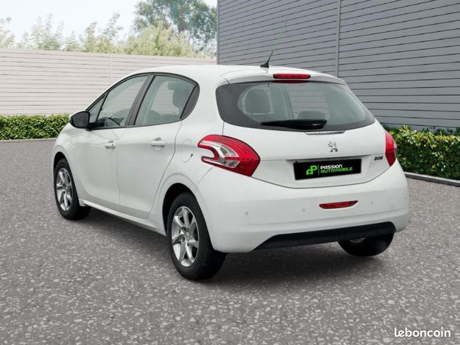 Peugeot 208 1,4L HDI 1ER MAIN Blanc de 2016