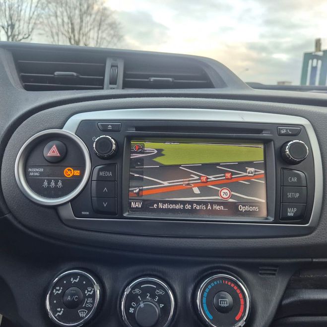 Toyota Yaris III 100 VVT-I DYNAMIC 5P GPS BELLE Blanc de 2011