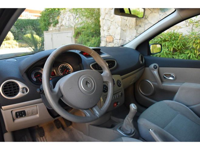 Renault Clio 1.5 dCi - 70 III BERLINE Confort Express ROUGE CLAIR de 2005