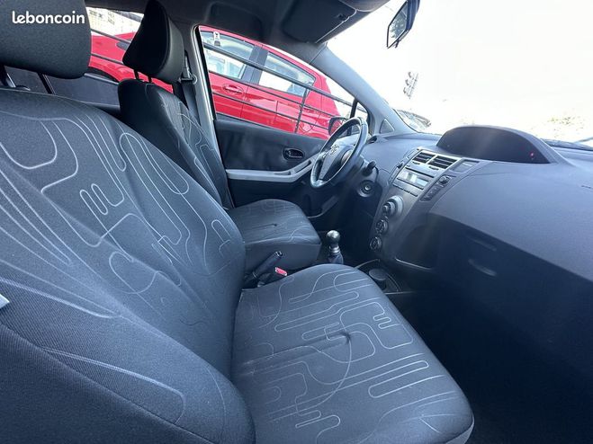 Toyota Yaris 69 VVT-I UP 5P Gris de 2009