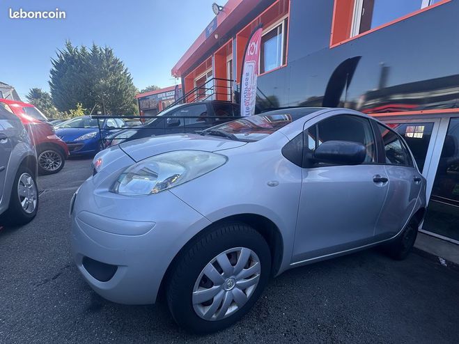 Toyota Yaris 69 VVT-I UP 5P Gris de 2009