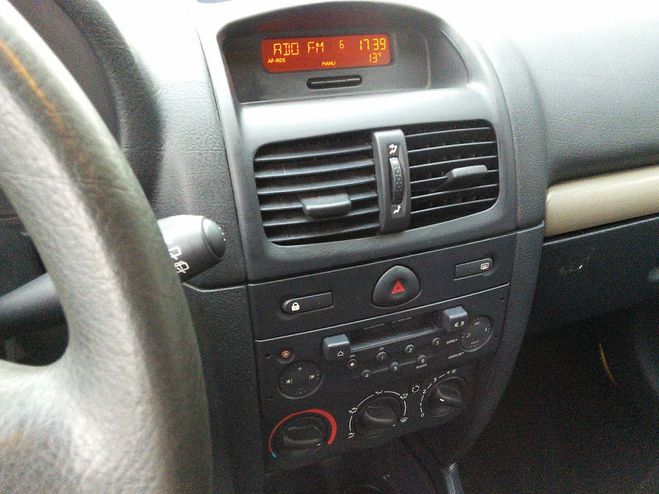 Renault Clio 1.4 98 Pack Dynamique 5 PORTES - FAIBLE  Gris de 2004