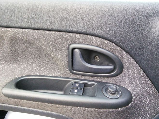 Renault Clio 1.4 98 Pack Dynamique 5 PORTES - FAIBLE  Gris de 2004