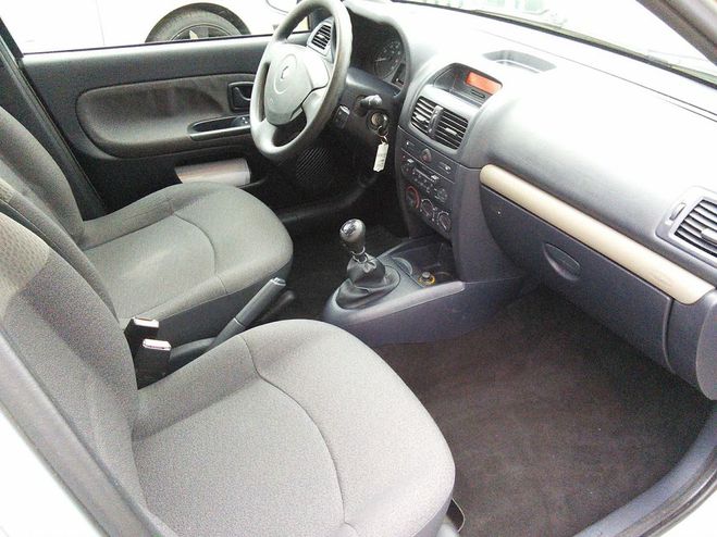 Renault Clio 1.4 98 Pack Dynamique 5 PORTES - FAIBLE  Gris de 2004