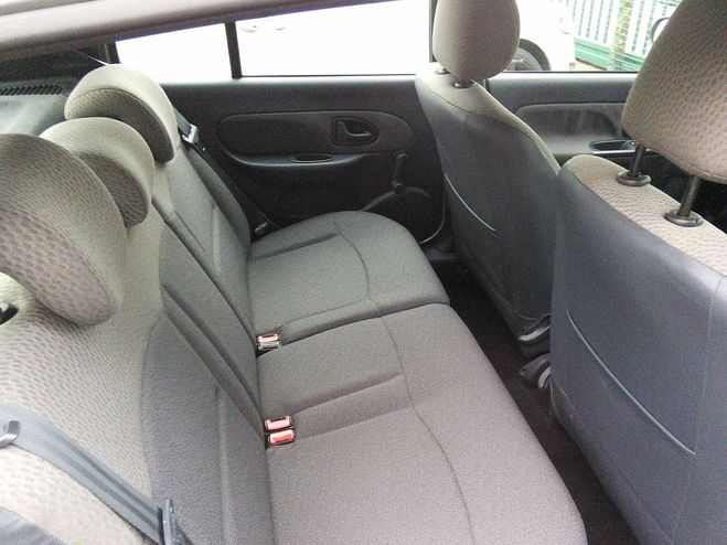 Renault Clio 1.4 98 Pack Dynamique 5 PORTES - FAIBLE  Gris de 2004