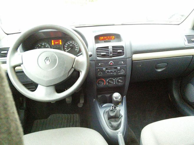 Renault Clio 1.4 98 Pack Dynamique 5 PORTES - FAIBLE  Gris de 2004