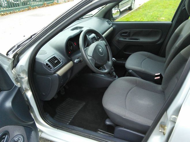 Renault Clio 1.4 98 Pack Dynamique 5 PORTES - FAIBLE  Gris de 2004