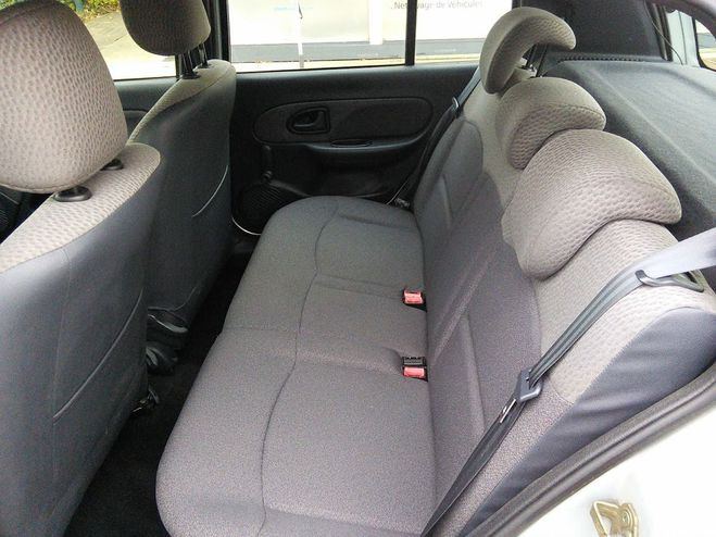 Renault Clio 1.4 98 Pack Dynamique 5 PORTES - FAIBLE  Gris de 2004