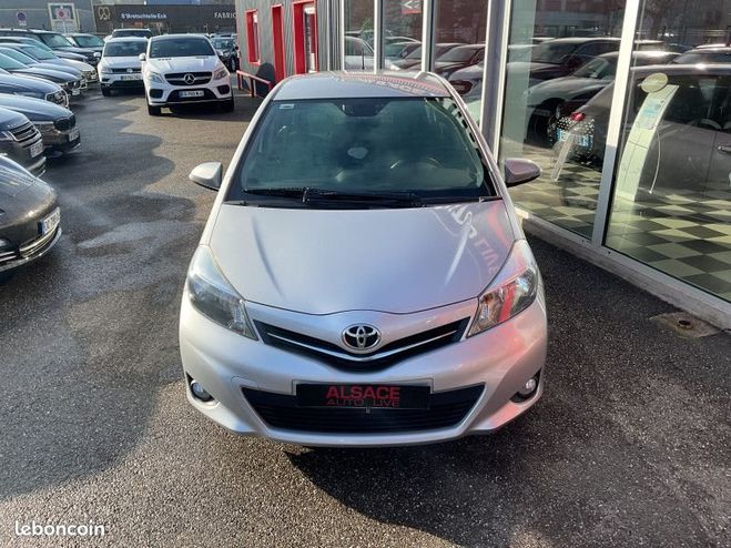 Toyota Yaris 100 VVT-I STYLE 5P Gris de 2012