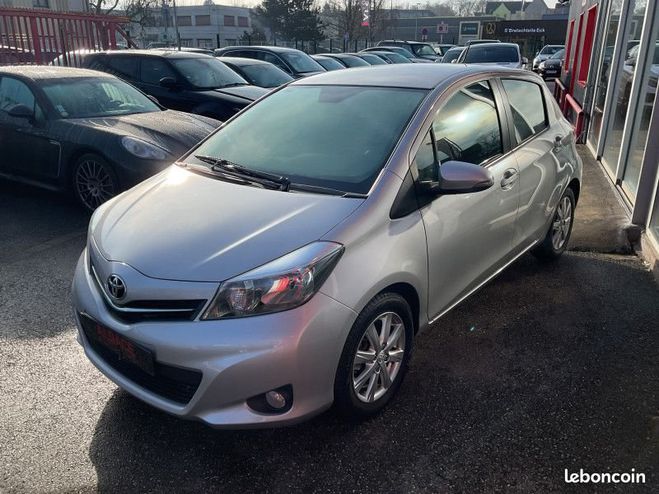 Toyota Yaris 100 VVT-I STYLE 5P Gris de 2012