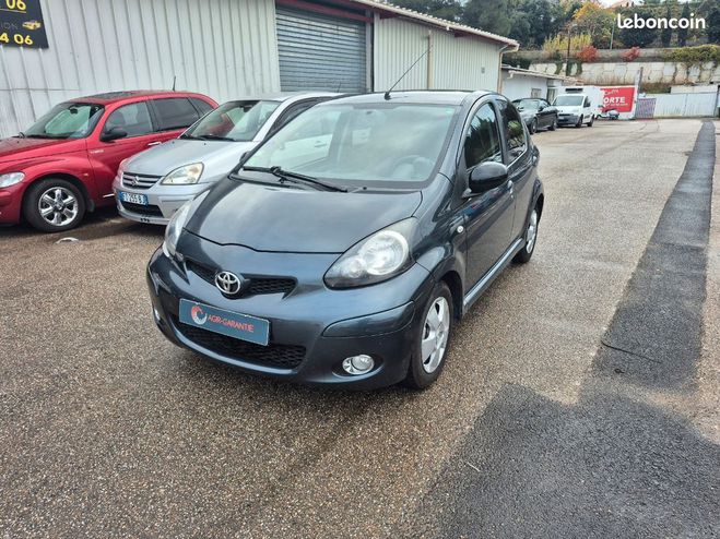 Cliquer pour voir la photo suivante Toyota Aygo 1.0 vvti 5 portes 2012 Gris de 2012