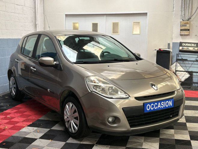 Renault Clio III 1.5 DCI 75CH DYNAMIQUE TOMTOM 5P Beige de 2010