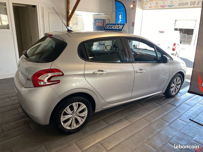 Peugeot 208 1.4 HDI 70 Buisness Pack 5 Portes Argent de 2014