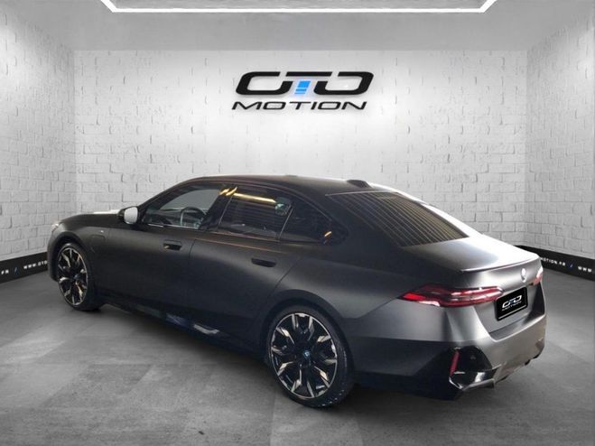 BMW Serie 5 Berline 550e xDrive PHEV 489 ch BVA8 G60 Gris Fonc� Frozen de 2024