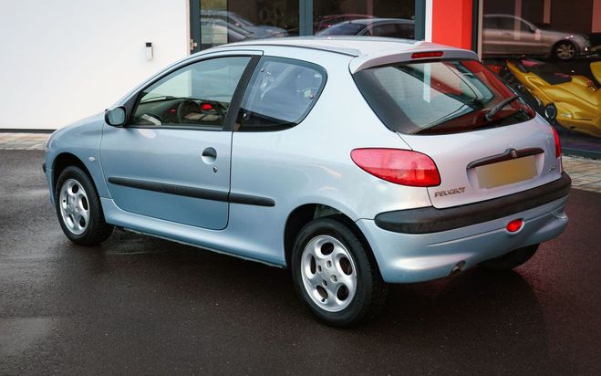 Peugeot 206 1.6i 16V 110ch 1�re main Bleu de 2002