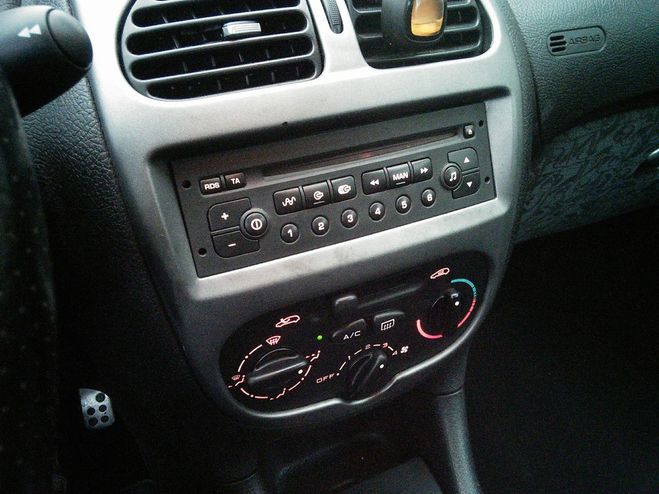 Peugeot 206 1.6 i 16V 110 CLIM Gris de 2005