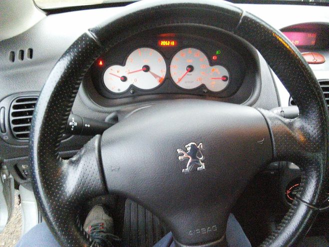 Peugeot 206 1.6 i 16V 110 CLIM Gris de 2005