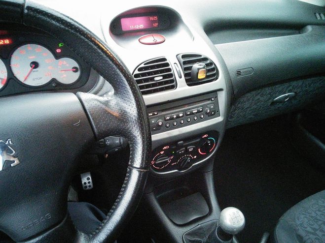 Peugeot 206 1.6 i 16V 110 CLIM Gris de 2005