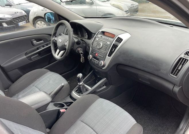 Kia Ceed d SW Ceed 1.6 crdi 90ch active 5p Beige de 2011