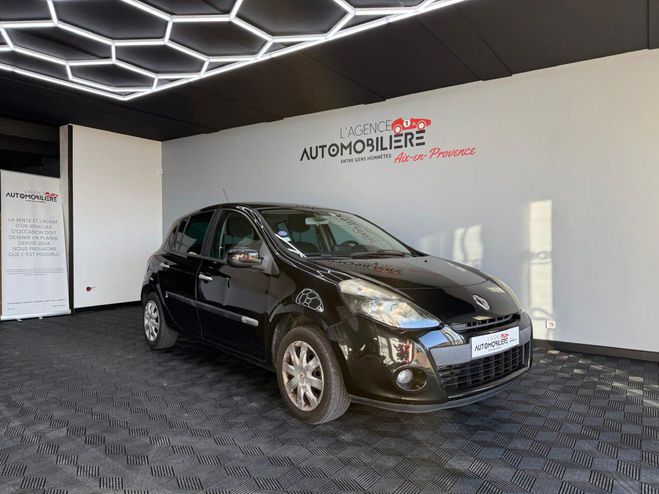 Renault Clio III 5 portes - 1.2i Turbo 103 CV Noir de 2011