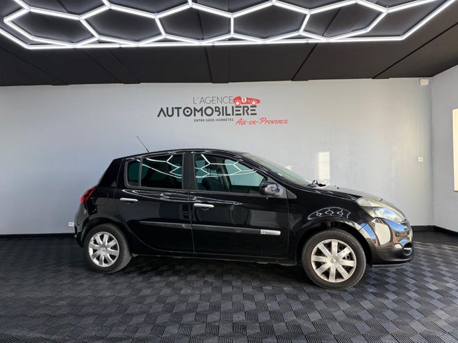 Renault Clio III 5 portes - 1.2i Turbo 103 CV Noir de 2011