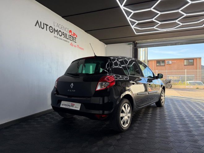 Renault Clio III 5 portes - 1.2i Turbo 103 CV Noir de 2011