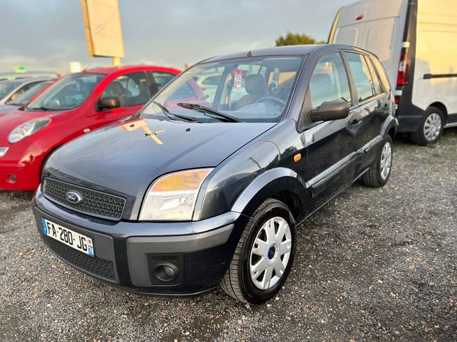 Cliquer pour voir la photo suivante Ford Fusion Trend ct ok - distribution ok Gris de 2007