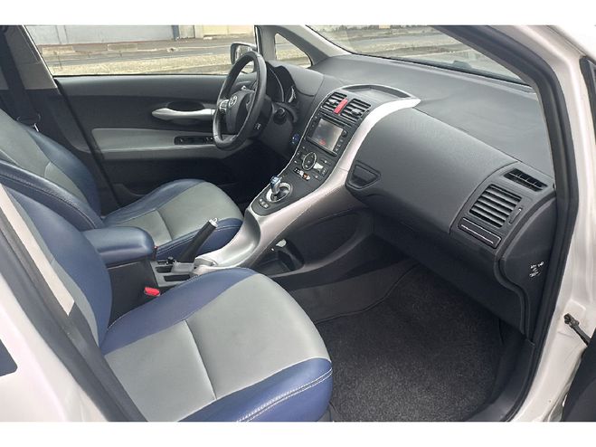 Toyota Auris Hybride 136h Style Blanche de 2012