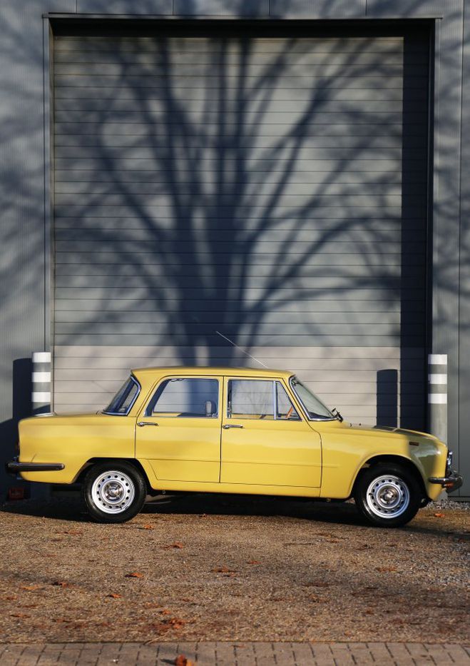Alfa romeo Giulia Nuova Super 1300 1.3L 4 Cylinder engine  Yellow de 1975