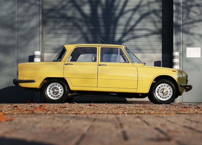 Alfa romeo Giulia Nuova Super 1300 1.3L 4 Cylinder engine  Yellow de 1975