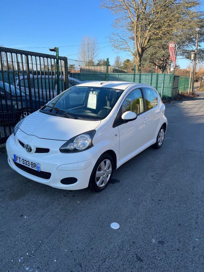 Toyota Aygo 1l essence 70 cv Blanc de 2011