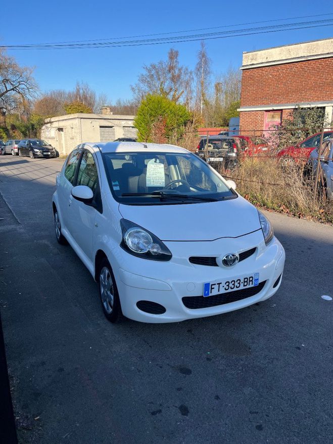 Toyota Aygo 1l essence 70 cv Blanc de 2011