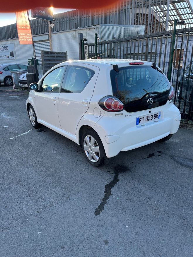 Toyota Aygo 1l essence 70 cv Blanc de 2011