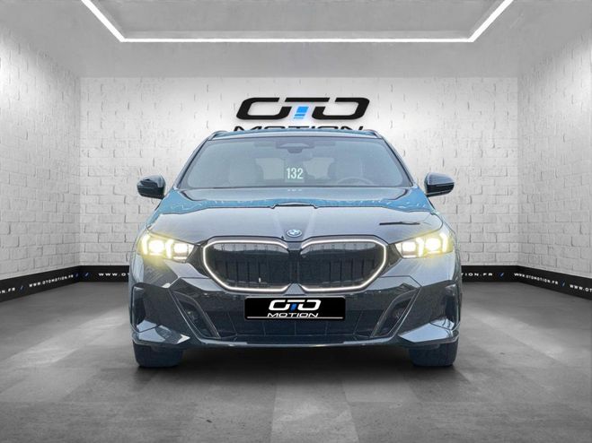 BMW Serie 5 TOURING 550e xDrive PHEV 489 ch BVA8 G61 Noir Sapphire de 2024