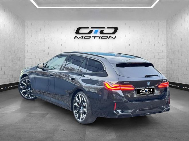 BMW Serie 5 TOURING 550e xDrive PHEV 489 ch BVA8 G61 Noir Sapphire de 2024
