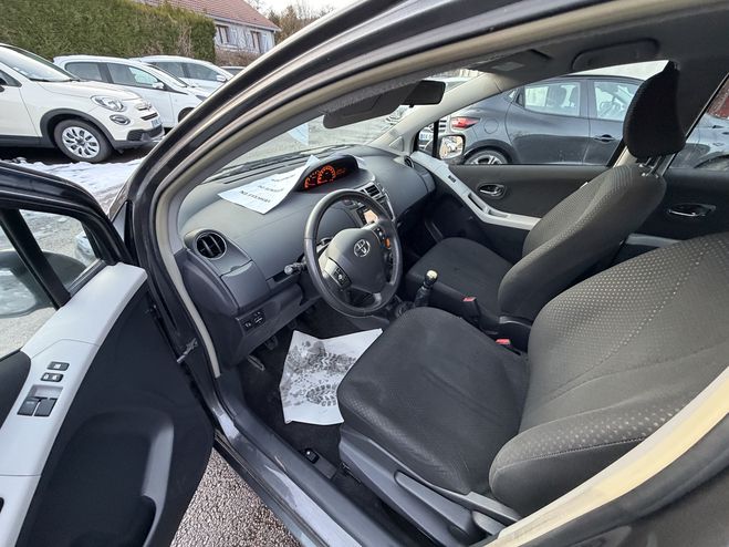 Toyota Yaris 90 D-4D MILLENIUM 5P GRIS F de 2011