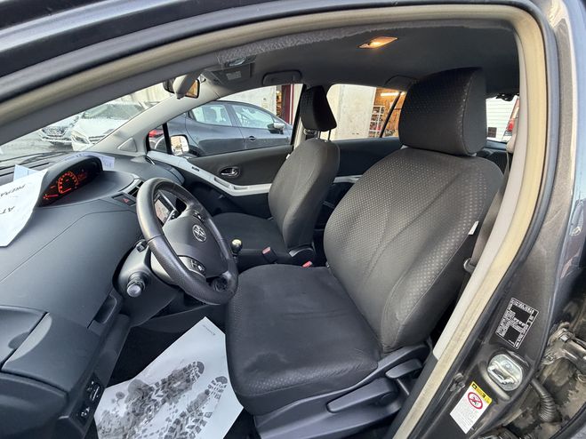 Toyota Yaris 90 D-4D MILLENIUM 5P GRIS F de 2011